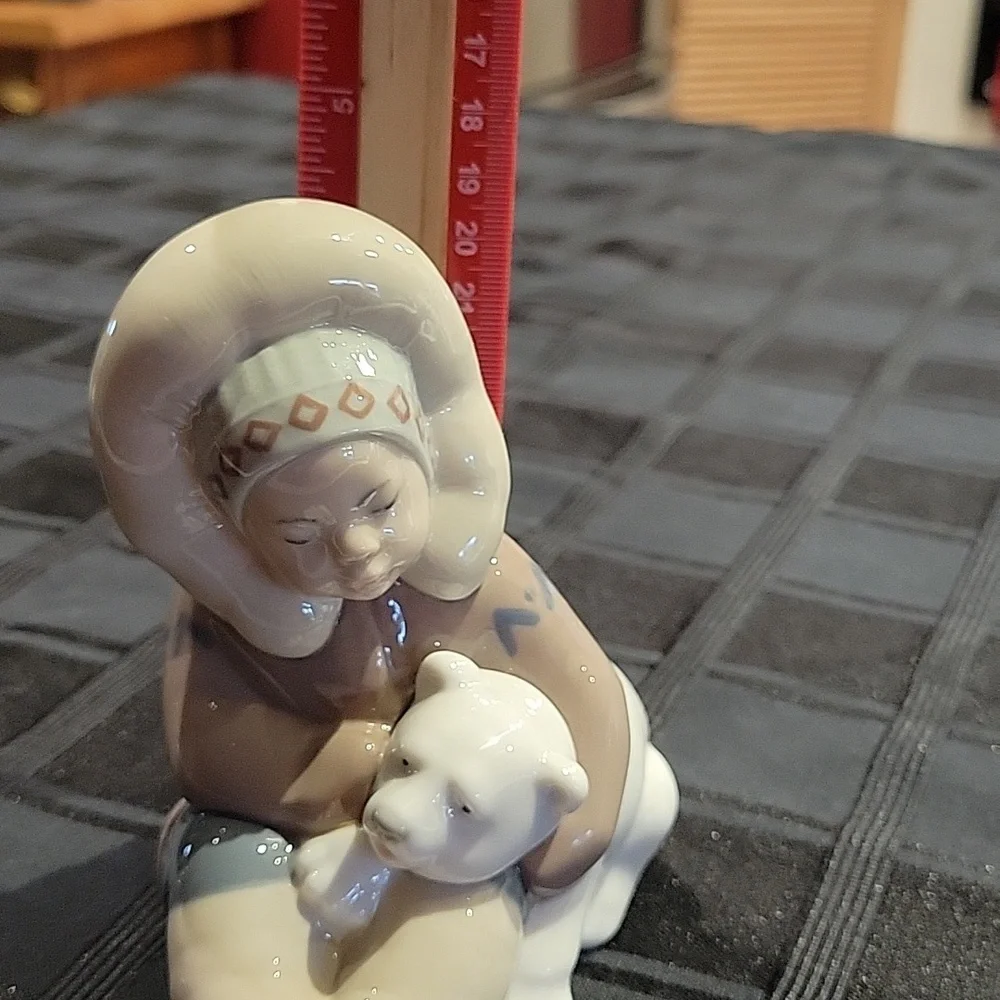 Lladro Eskimo child w Polar Bear - Picture 7 of 7